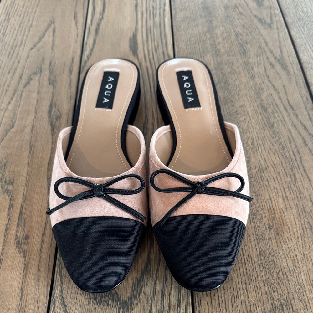 AQUA Women's Black and Tan Slip-On Shoes